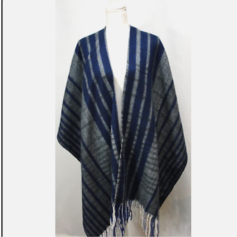 Incredibly cozy Woolrich Shawl with fringe. Blue/Grey and one size.
